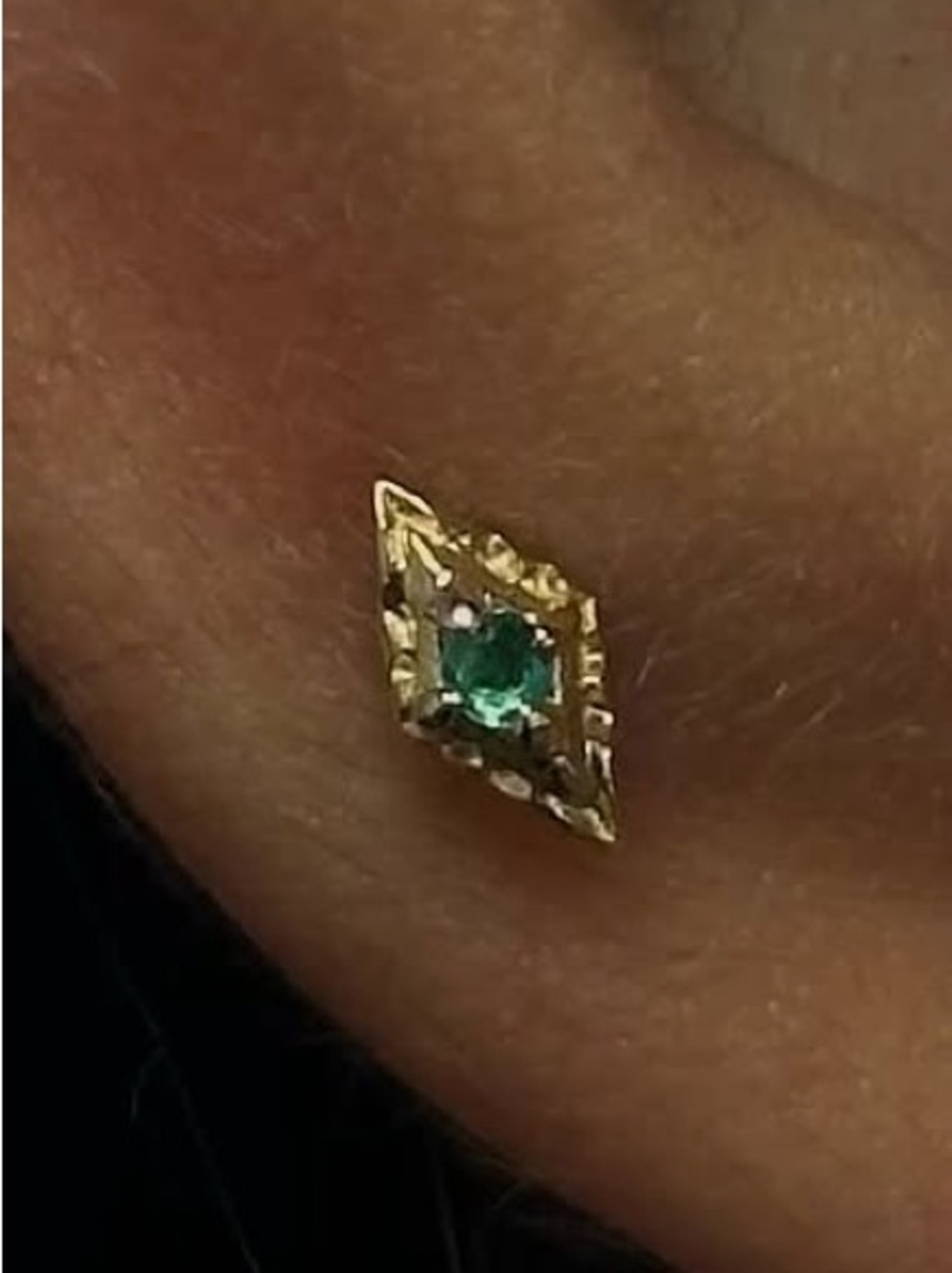 Tether Dyna in yellow gold with emerald threadless press fit piercing jewelry